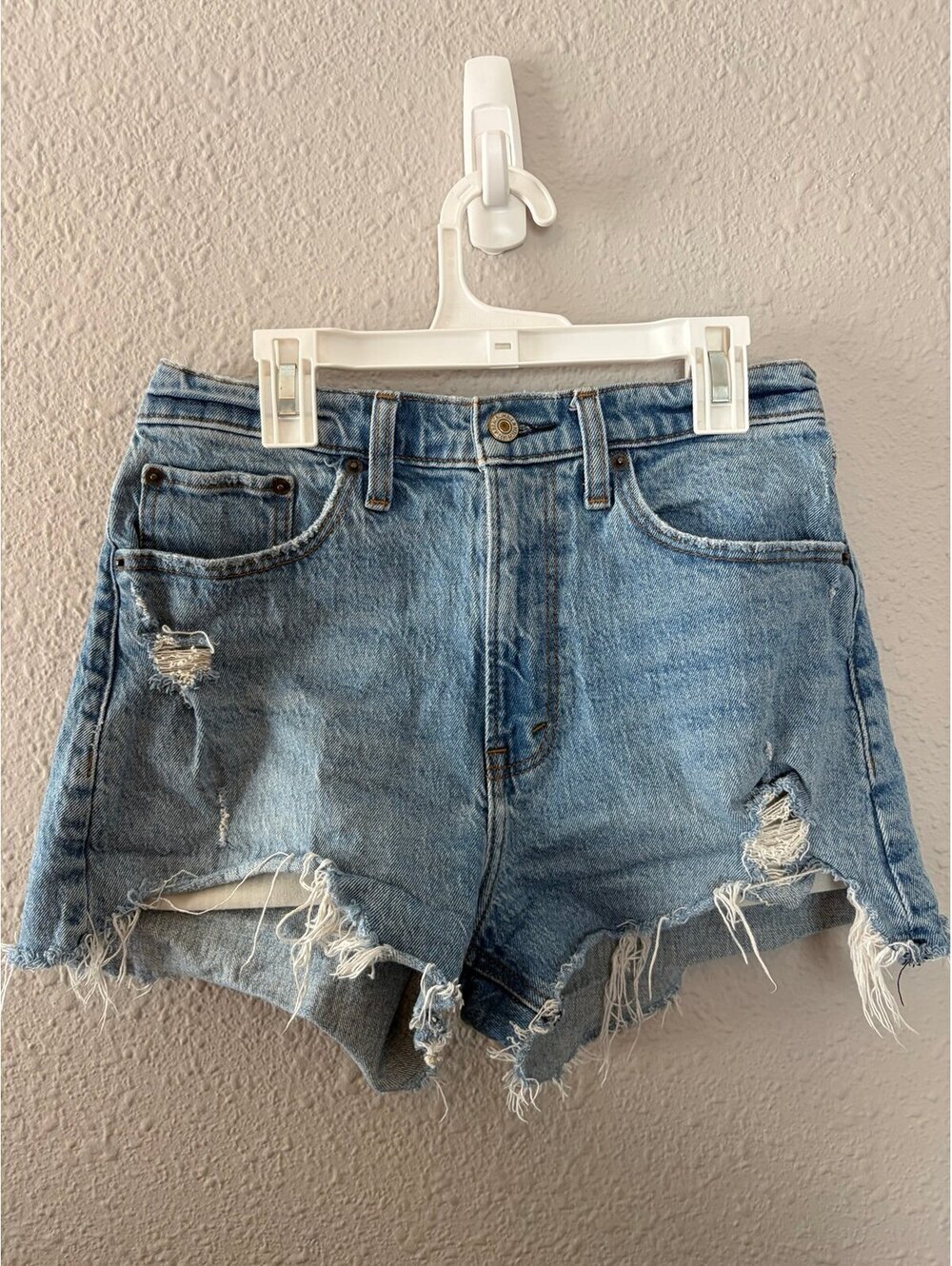 Abercrombie & Fitch Curve Love The Mom Short High Rise size 26/2. 2.5in inseam